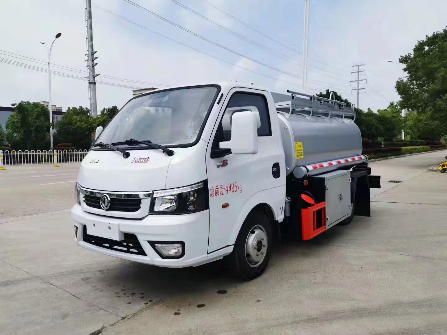 進城不受限制，東風途逸國六藍牌潤滑油運輸車滿足您