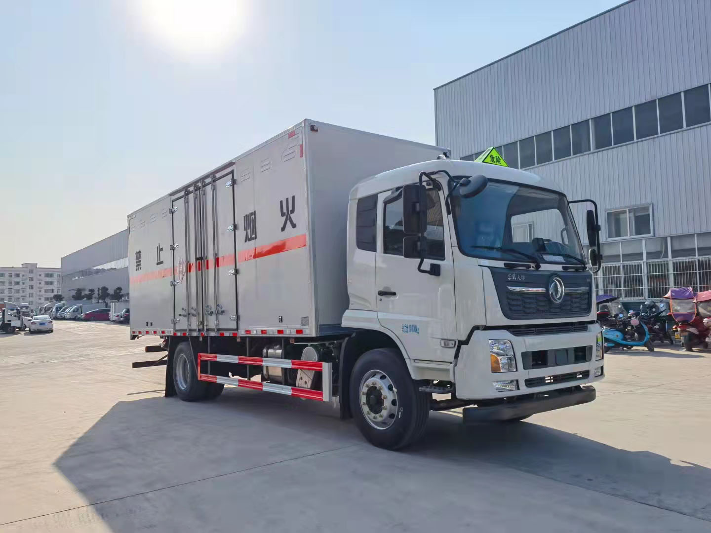 額載10噸廂長6.85米東風天錦易燃固體廂式運輸車