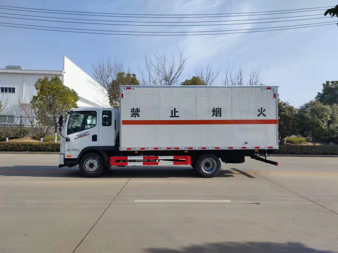 解放J6F國六排半4米8危險品車