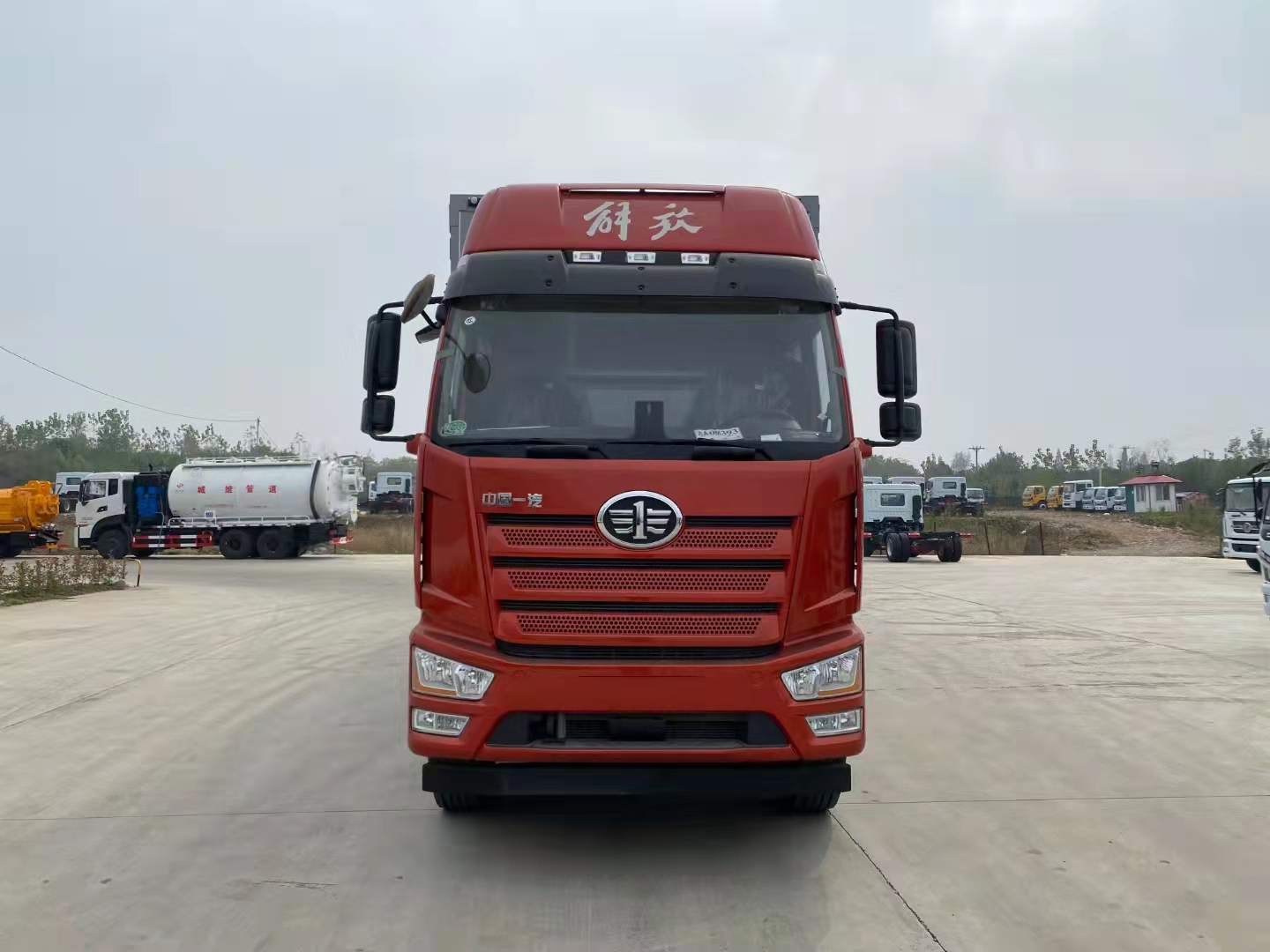 解放前四后八國六瓦楞板危險品車