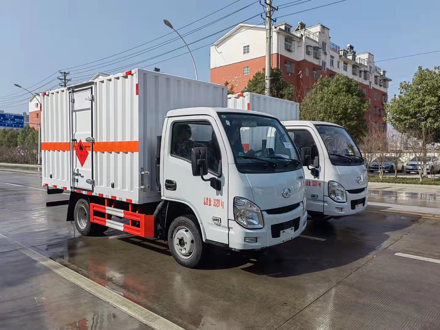 西安客戶訂購兩臺躍進國六汽油危險品車