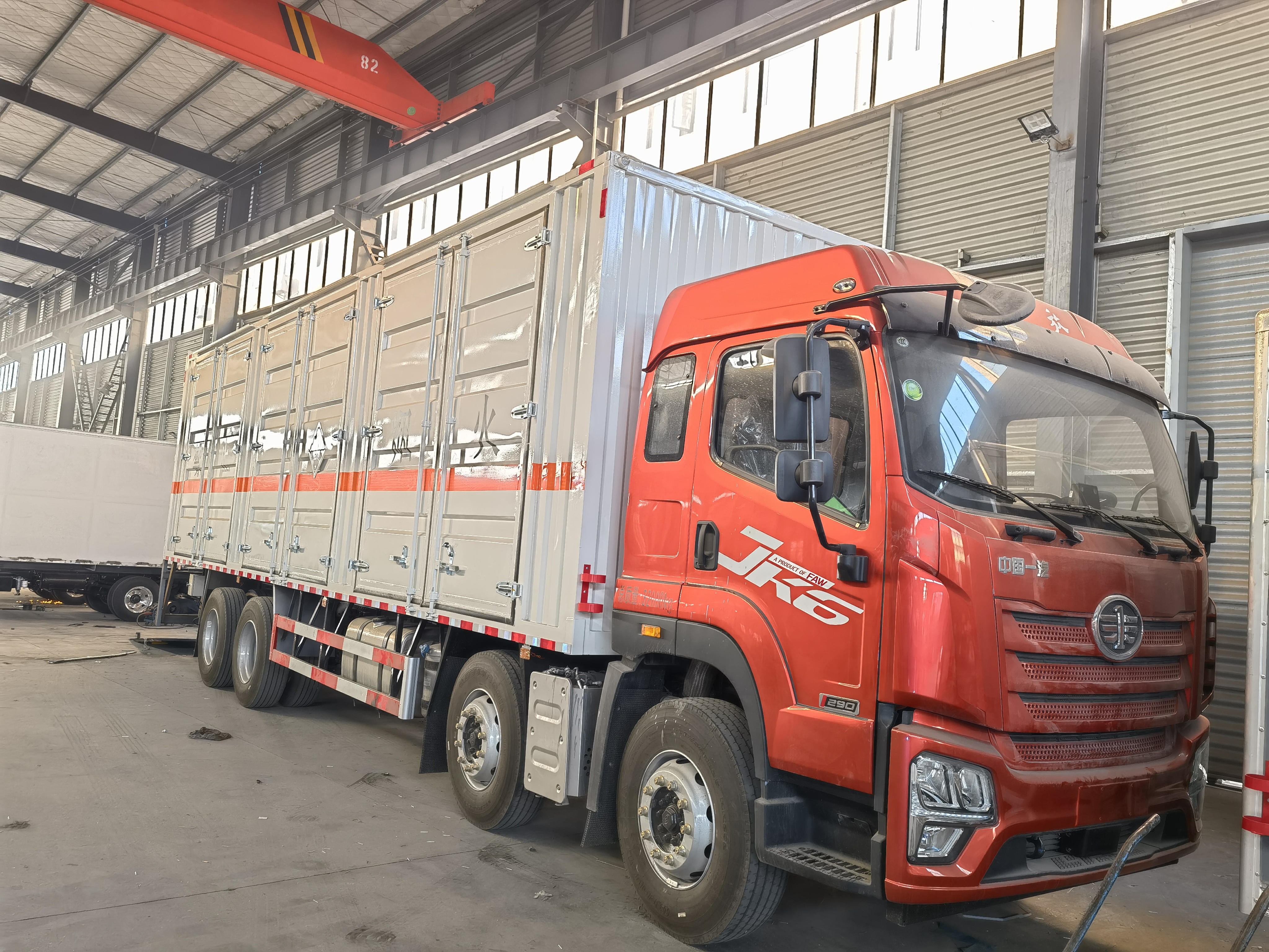 解放JK6國六前四后八危險品車