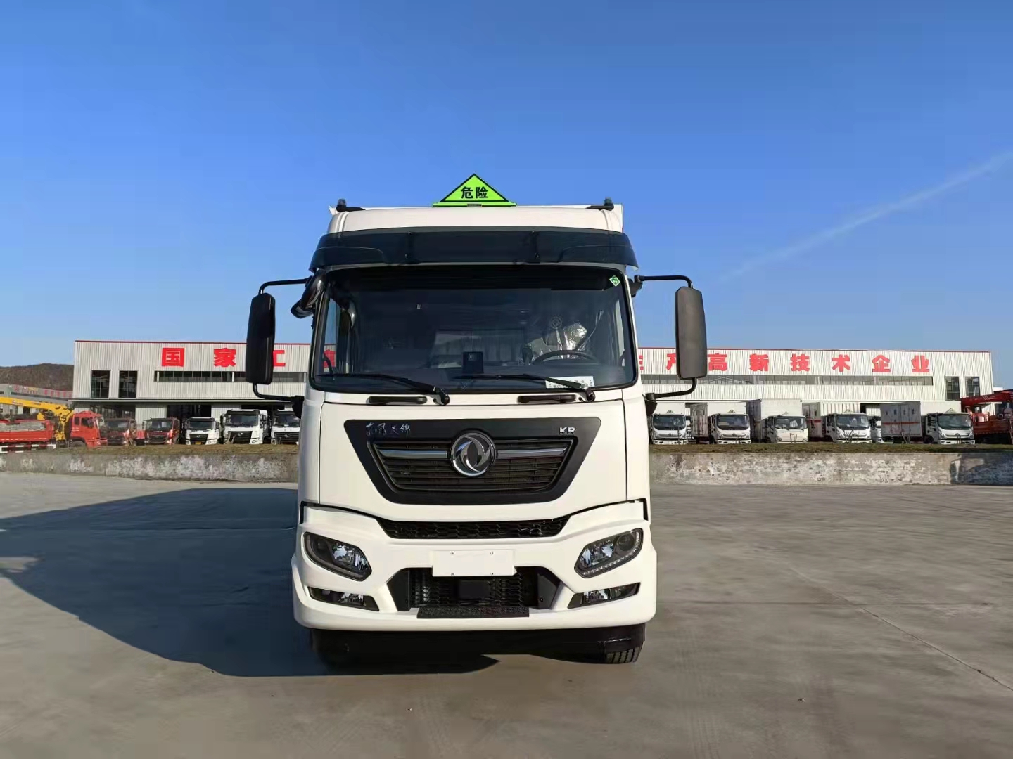 東風(fēng)天錦KR三軸國六高頂雙臥危險(xiǎn)品車