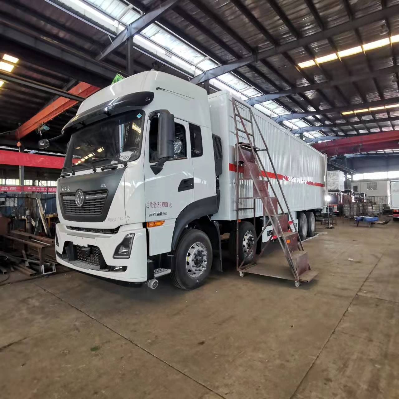 東風天龍國六前四后八帶翼展危險品車