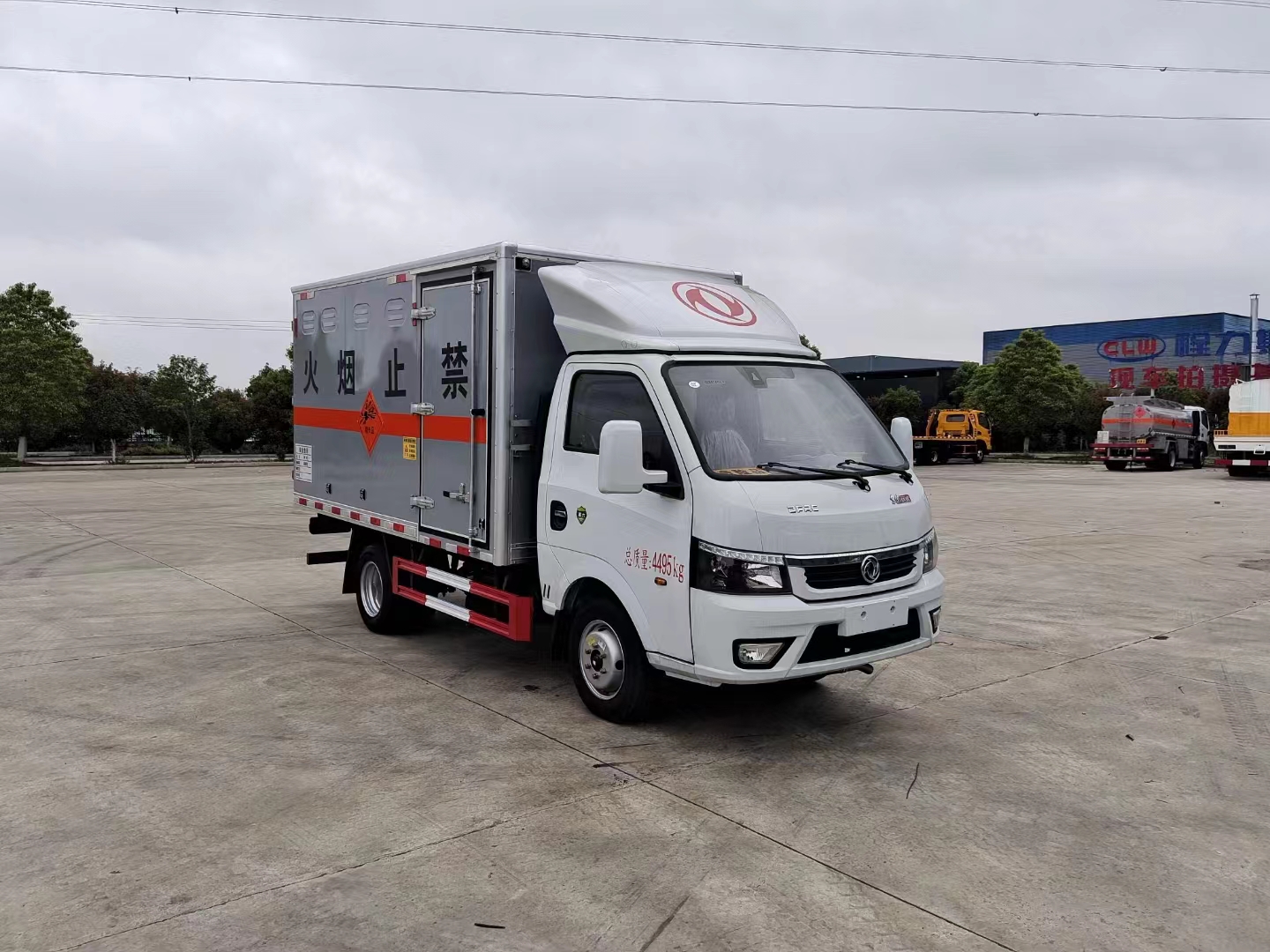 東風途逸國六灰色箱體爆破器材運輸車