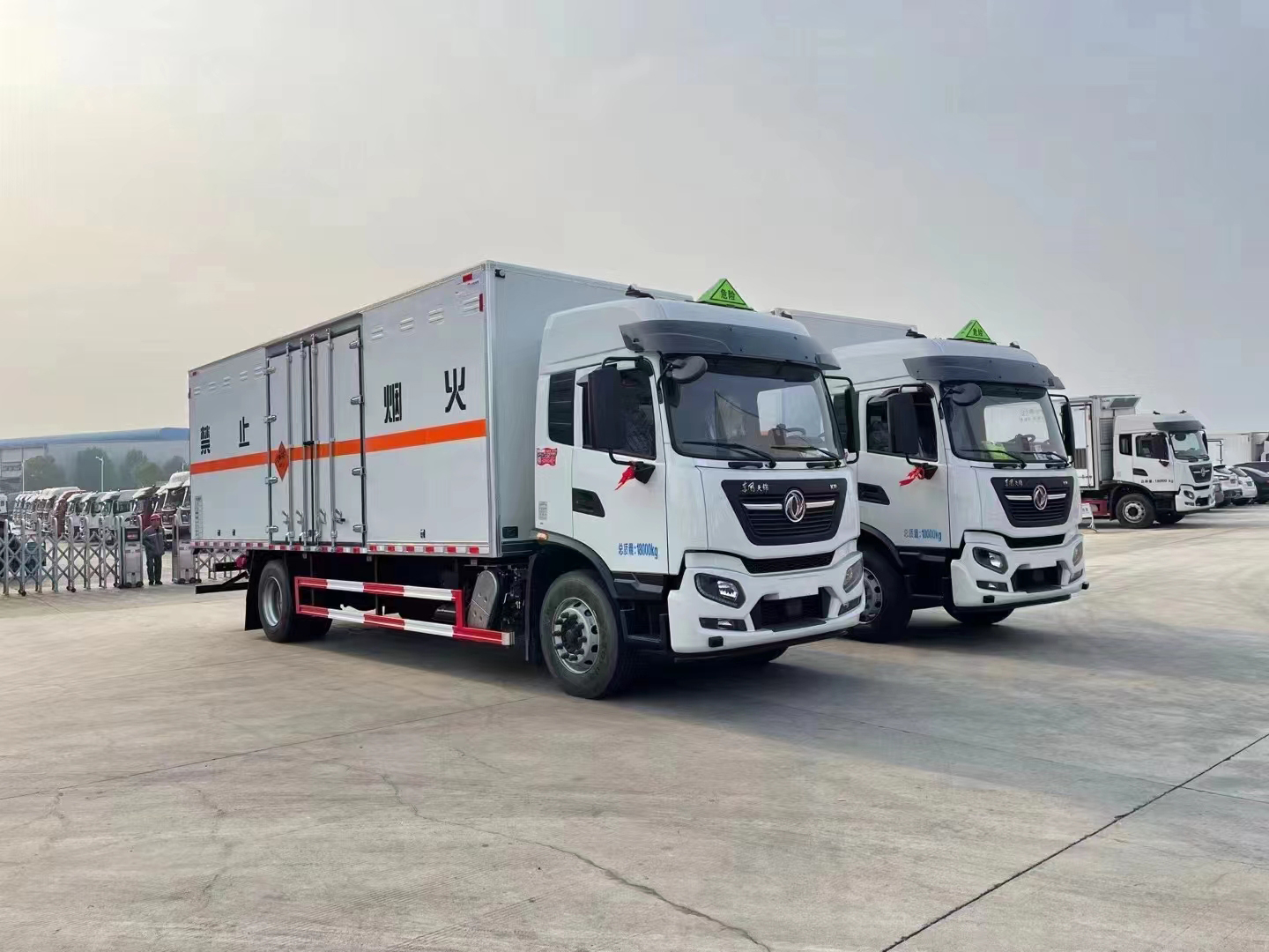 東風天錦國六爆破器材運輸車批量發(fā)車