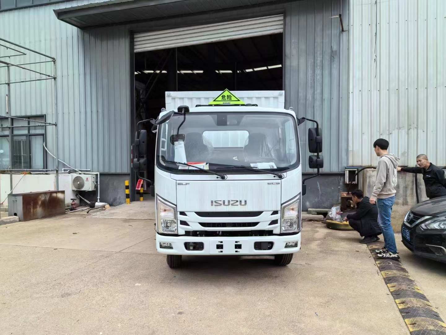 五十鈴排半瓦楞板危險品車