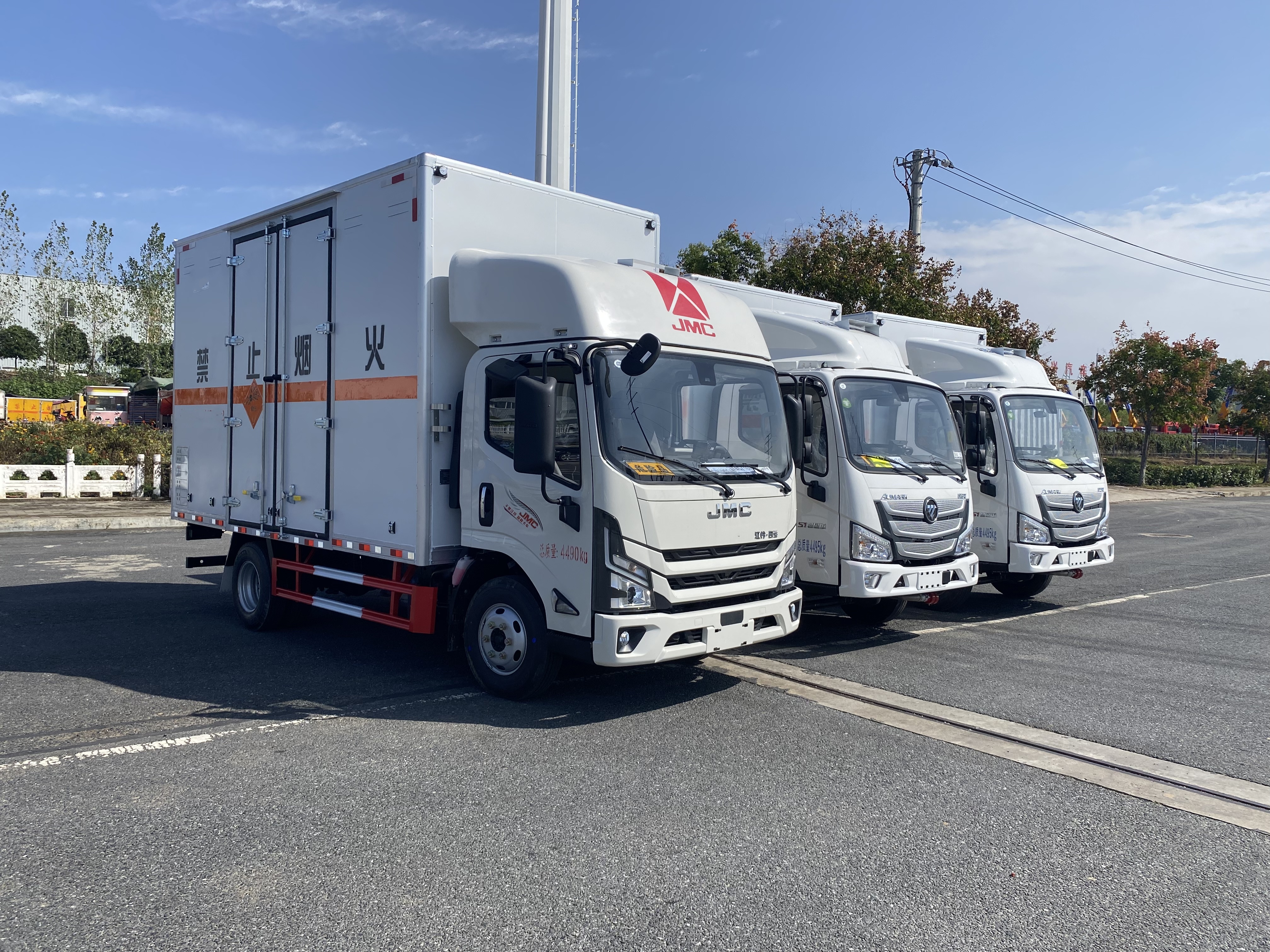 湖南客戶訂購(gòu)3臺(tái)藍(lán)牌國(guó)六爆破器材運(yùn)輸車