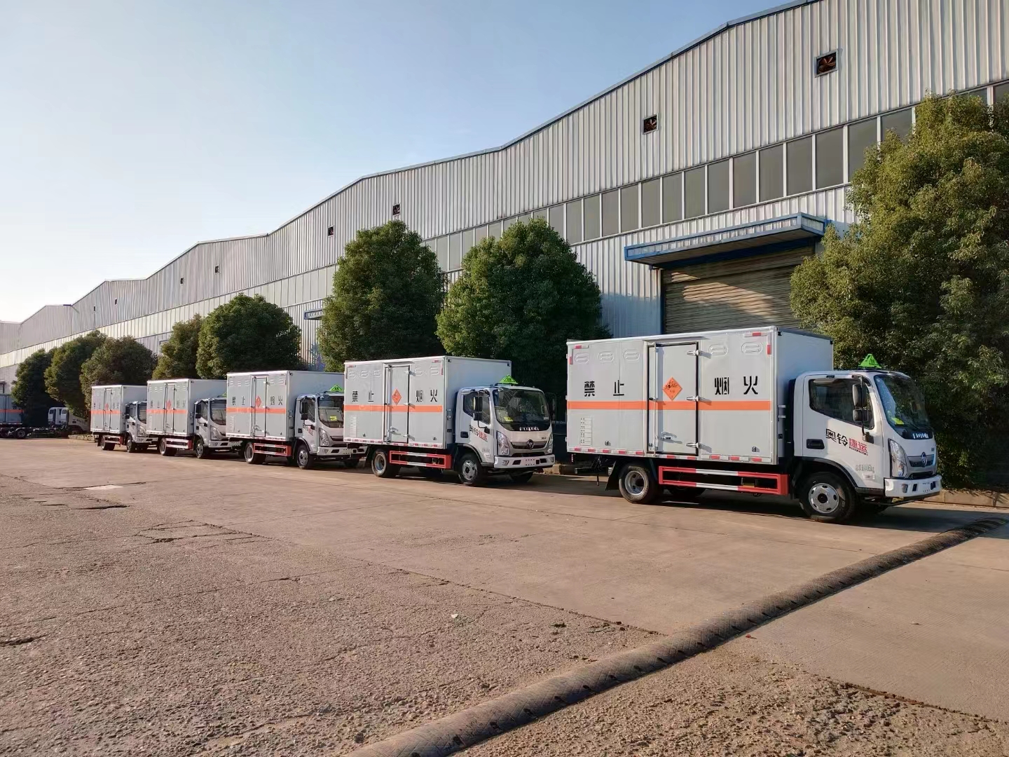 福田奧鈴國(guó)六危險(xiǎn)品車批量發(fā)車