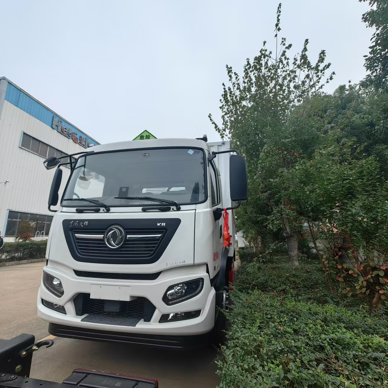 天錦10噸帶防腐帶不銹鋼污水箱危險品車