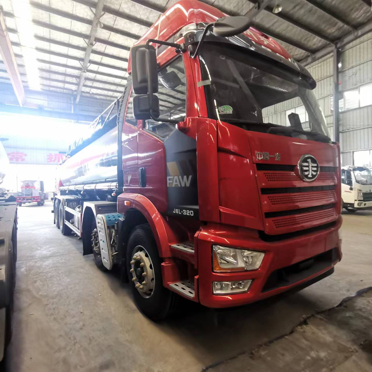 解放J6L國(guó)六前四后八20噸雜項(xiàng)罐式車(chē)