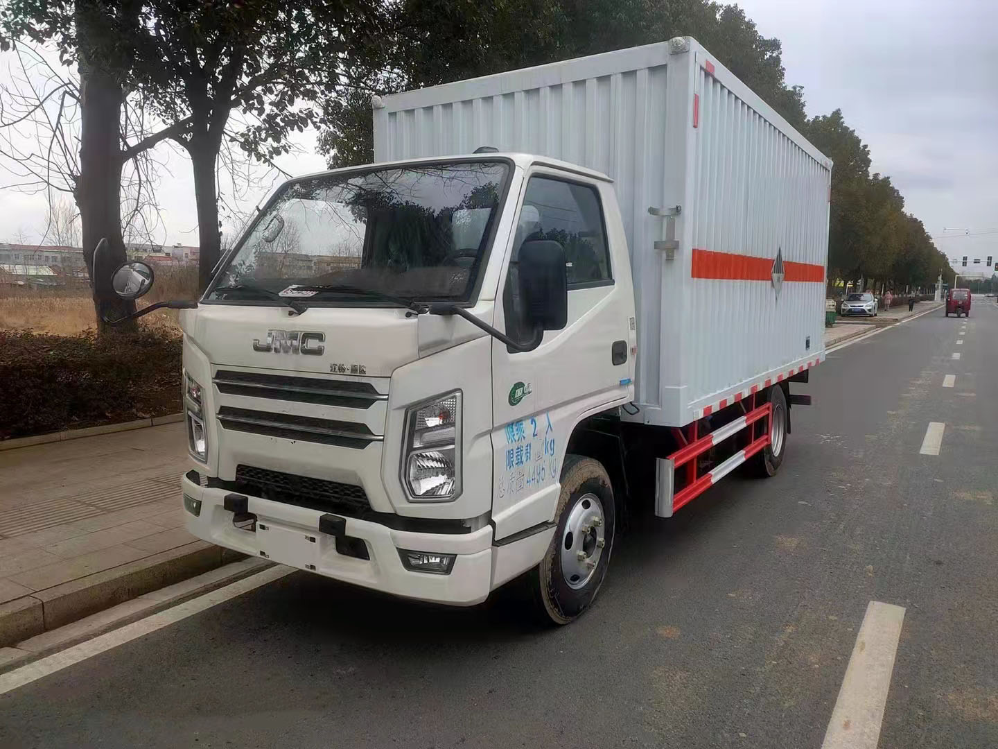 江鈴帶雙開側門國六瓦楞板危險品車