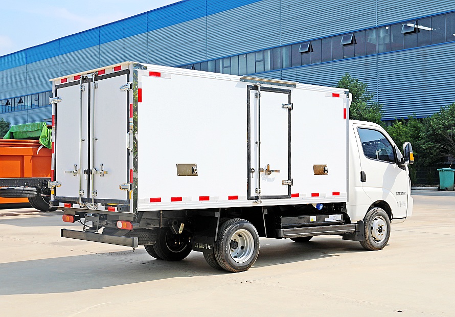 3.8米飛碟締途EF3純電動冷藏車
