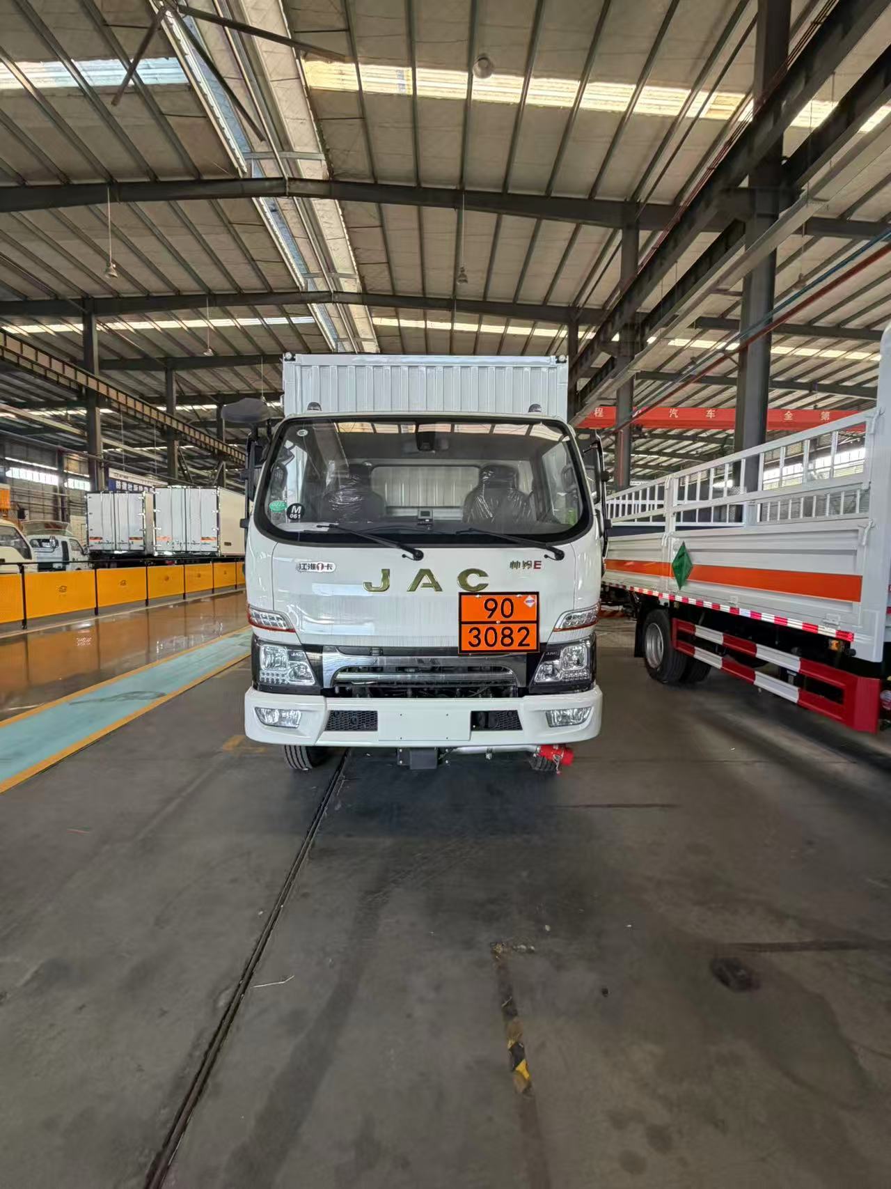 江淮帶全開側門危險品車